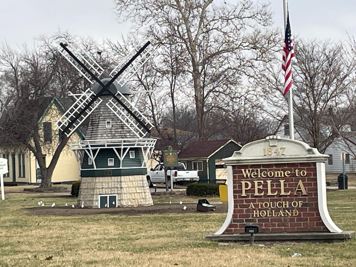 pella-welcome-sign-windmill-town-entrance Brick ‘Welcome to Pella’ sign and small windmill structure near the town entrance.